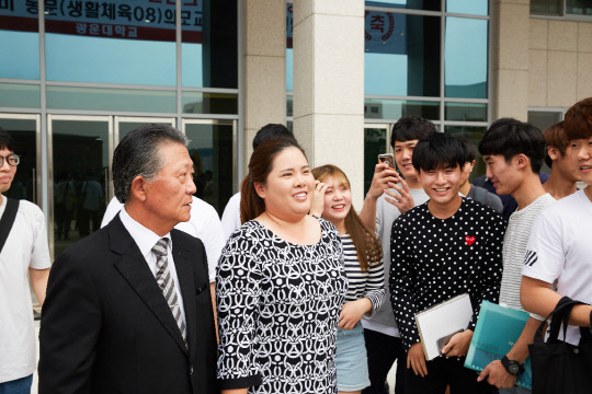 박인비 선수가 광운대 방문 소식을 듣고 모여든 광운대 재학생들과 이야기를 나누고 있다. 박 선수는 광운대 생활체육학과 08학번이다. 광운대 제공